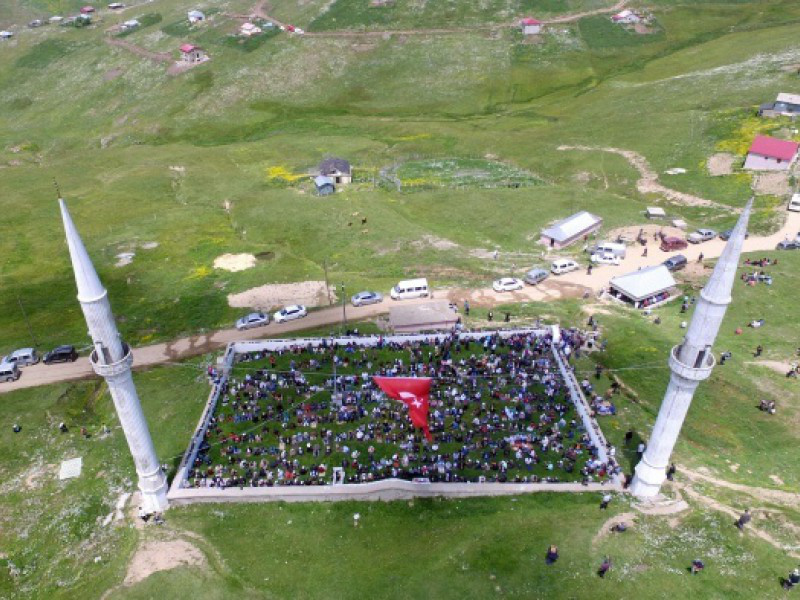 Bu caminin ne kubbesi ne çatısı var 