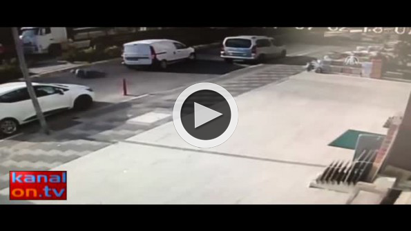 Arabanın çarptığı yaşlı adama sadece baktılar!