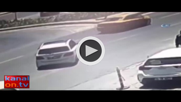 Otomobil motosiklete çarptı: Havada defalarca takla attı!