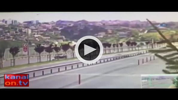 Araç bariyerlere öyle bir çarptı ki...