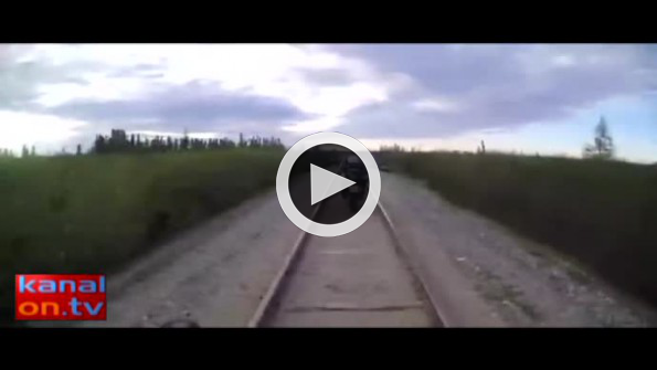 Motosikletli sürücü demiryolu köprüsüne sıkışırsa