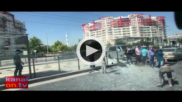 Konya’da facianın eşiğinden dönüldü! Minibüs tramvay durağına daldı