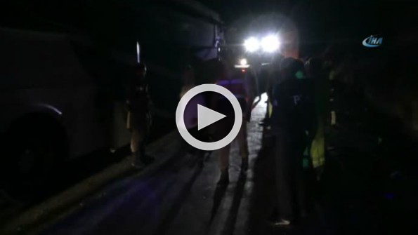 Otobüs kamyona çarptı: 1 ölü, 22 yaralı