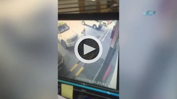 Yardım etmek isterken aracın altında kaldı
