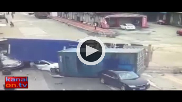 Otomobillerin arasına dalan TIR dehşet saçtı