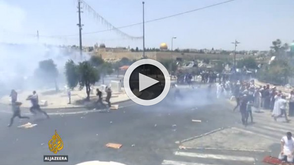 Siyonist İsrail askeri namaz kılan gence böyle tekme attı!