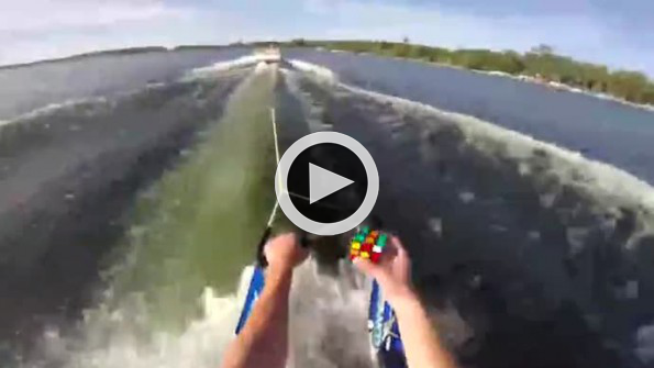 Su kayağı yaparken rubik küpü çözdü