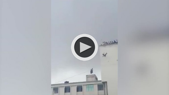 Dengesini kaybeden kız metrelerce yüksekten yere çakıldı!