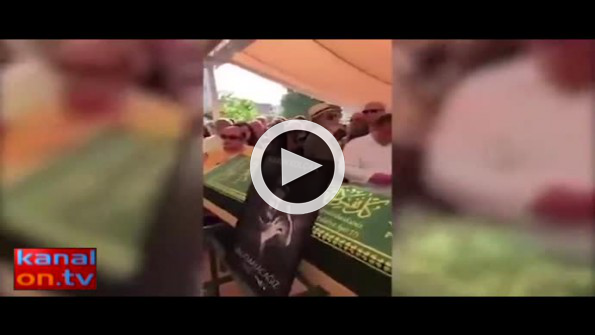 Harun Kolçak’ın cenazesinde ilginç pozlar veren adam
