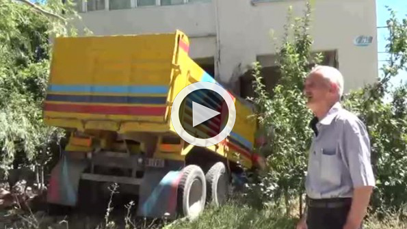 Freni patlayan kamyon eve girdi