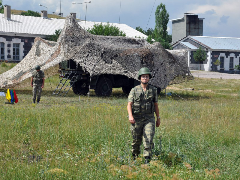 Sınırı bekleyen kadın askerler