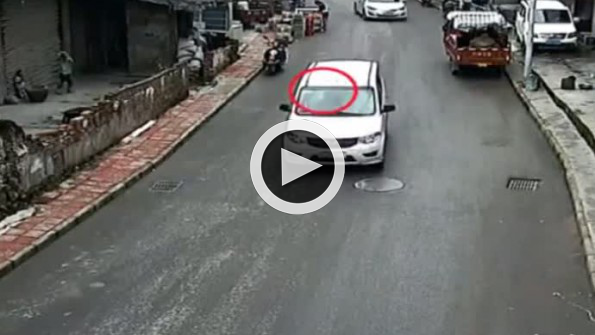 İnanılmaz kaza: Yoldaki cam şişeye dikkat!