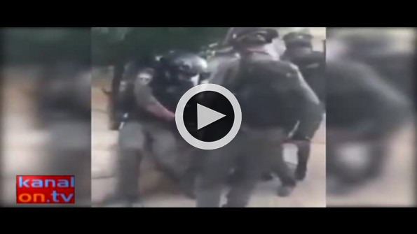 İşgalci İsrail polisi Mescid-i Aksa avlusunda saldırdı!