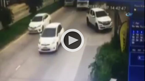Kamyon motosikletlinin kafasını ezdi
