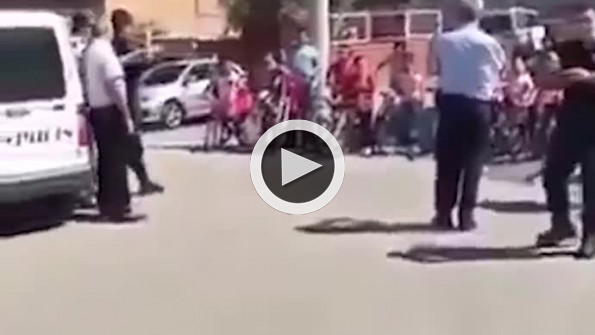 Bisikletlerine bayrak asıp karakola gelen çocuklar duygulandırdı