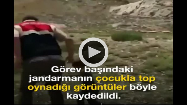 Top oynayan çocuğa jandarma arkadaşlık etti
