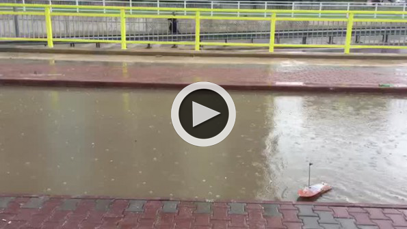 Yağmuru eğlenceye dönüştüren Konyalı