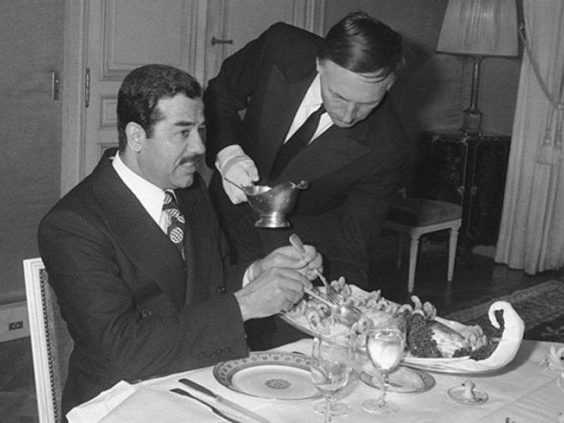 Bu fotoğraf kafa karıştırdı Saddam’a hizmet eden garson o isim şok