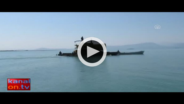 Hasat için biçerdöverini gölde ’yüzdürdü’