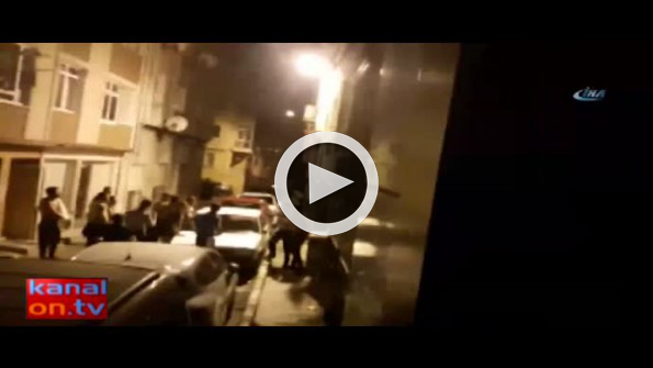 Sinir krizi geçiren polis, araçları yumrukladı
