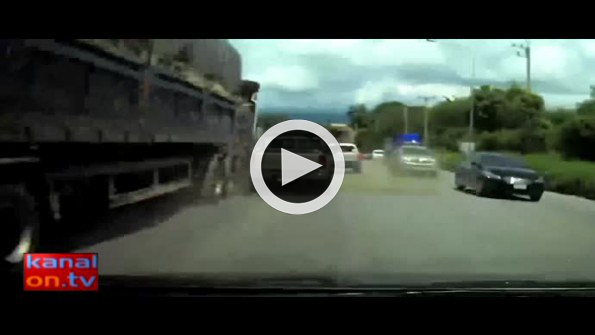 Freni patlayan kamyon kaza yaptı