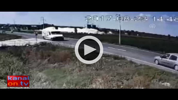 İki araç çarpışmanın şiddetiyle böyle şahlandı!