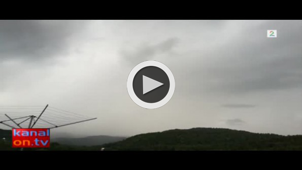 Beş metre yanına yıldırım böyle düştü