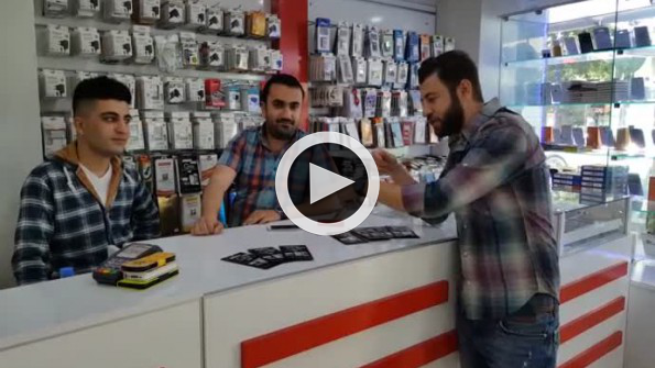 Kırılmaz cam testini abartıp cep telefonu kıran adam