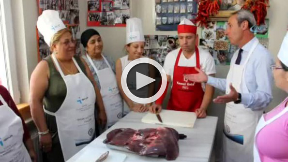 Bir yandan göbek atıp bir yandan pişirdiler