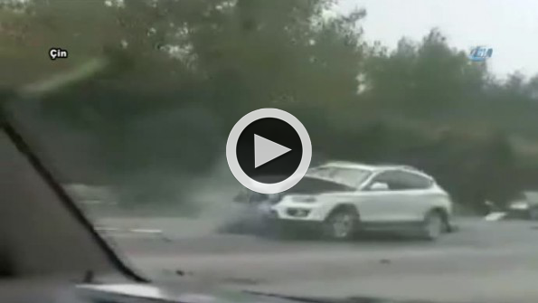 Şerit ihlali yapan motosikletli böyle yola savruldu!