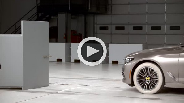 2017 BMW 540i çarpışma testinde