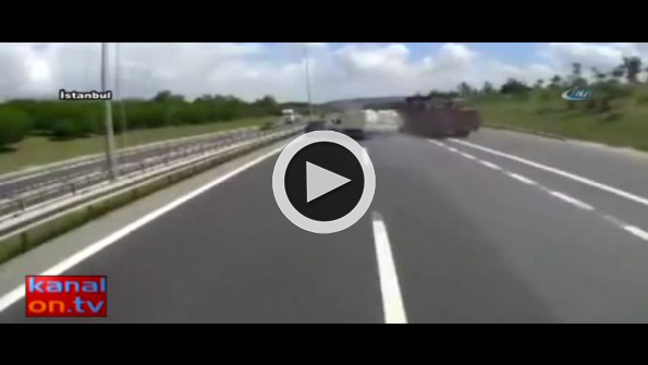 Kamyonetin takla attığı kaza kamerada