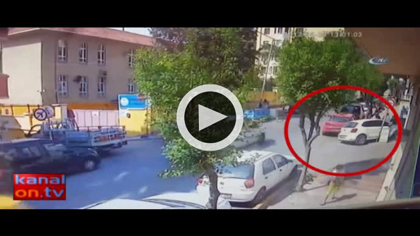 Fren yerine gaza bastı... Faciadan dönülen o anlar kamerada