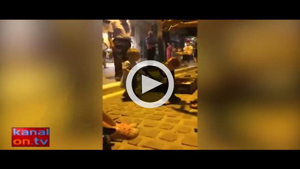 Küçük çocuk dans eden kuklaya bakın nasıl karşılık verdi