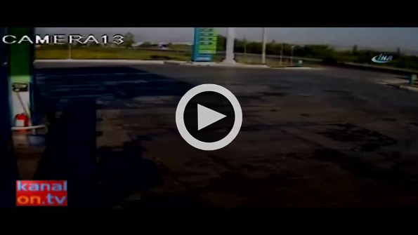 Kaza yapan motosiklet sürücüsü 24 metre uçtu!