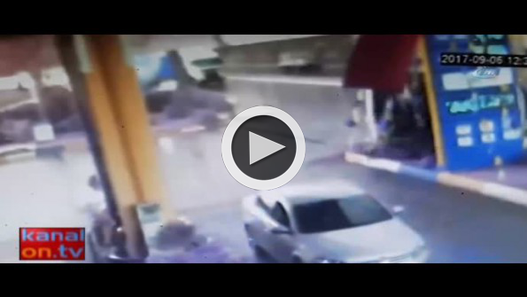 Kaza yapan kamyonetin şoförü camdan fırladı!