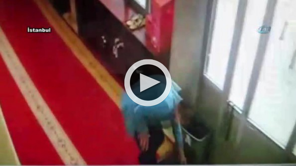 Önce namaz kılar gibi yaptı sonra ayakkabı çaldı