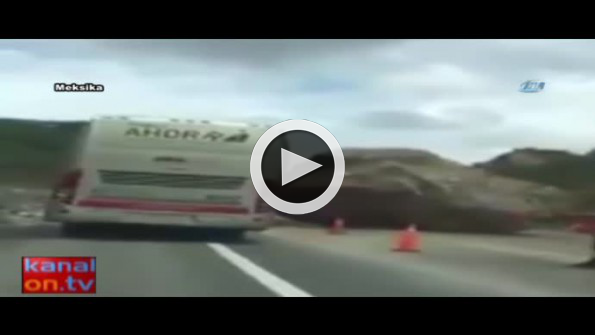 Yolun ortasına dev kaya düştü