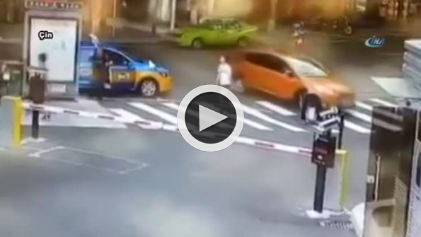 Torununa tuvaletini yaptırırken aracın altında kaldılar