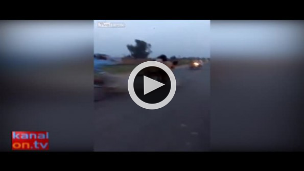 İnanılmaz kaza: Motosikletler kafa kafaya çarpıştı!