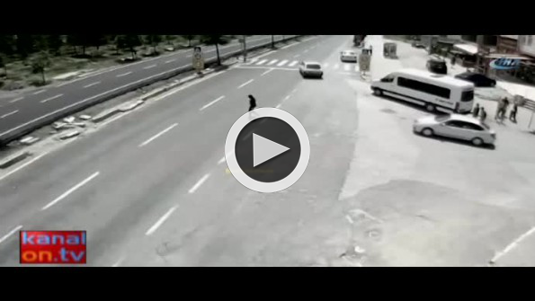 Yarış motosikletinin son sürat çarptığı genç kız havaya uçtu