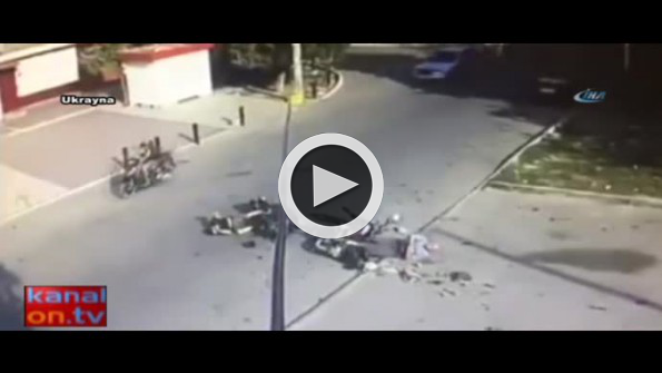 Motosikletler kafa kafaya çarpıştı !