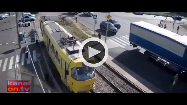 Dikkatsiz kadının tramvayın altında kalma anı!