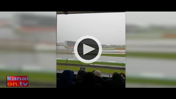 Yarış pistine yıldırım düştü!