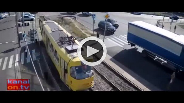 Telefonla konuşurken tramvayın altında kaldı!