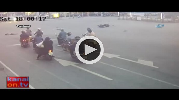 Motosiklet sürücüsü metrelerce sürüklendi