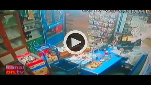 Bıçaklı gasp güvenlik kamerasında