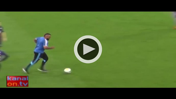 Birçok futbolseverin yapmak istediği şeyi o yaptı!