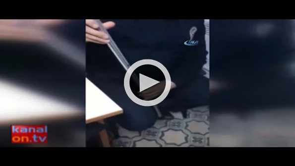 Sakat numarası yapan adamın bastonundan çıkan pes dedirtti