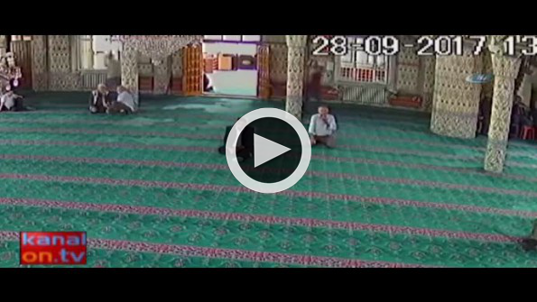 Önce namaz kıldı sonra çantayı çaldı!